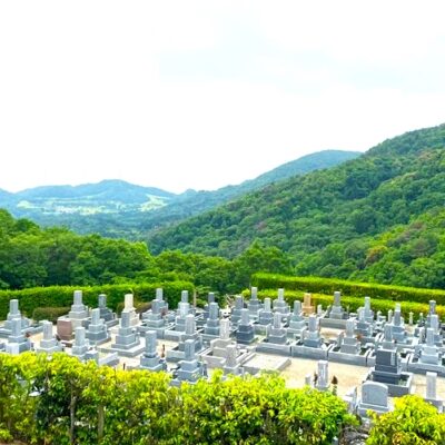 川西市公営霊園の区画風景