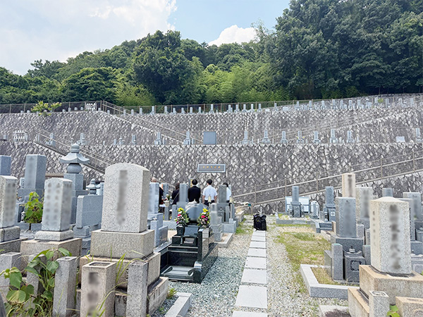 宝塚市 大林寺霊園での納骨中の写真