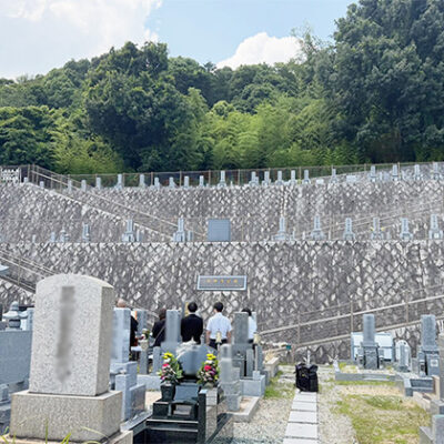 宝塚市 大林寺霊園での納骨式中の写真