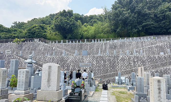 宝塚市 大林寺霊園での納骨式中の写真