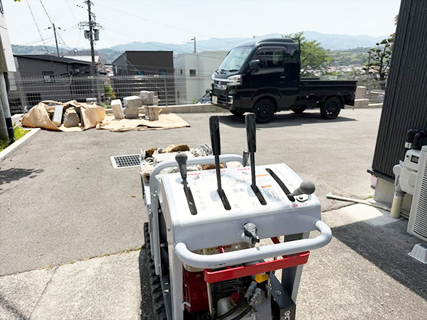 解体した墓石を運搬する石材用運搬車の写真
