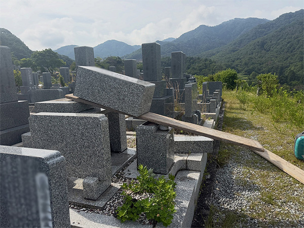 西宮市の白水峡公園墓地で、仏石を横に倒し墓じまいしている途中の写真