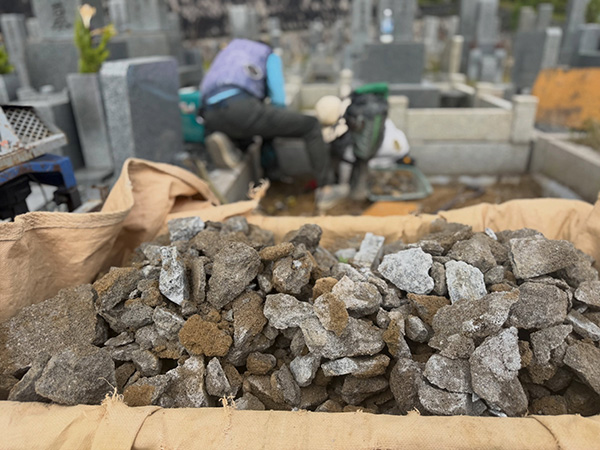 白水峡公園墓地で、墓じまいによって解体された基礎部分