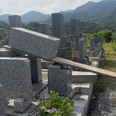 白水峡公園墓地で、墓石の仏石を解体している写真