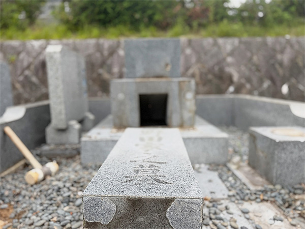 西宮市の白水峡公園墓地で、墓石の仏石を解体している写真