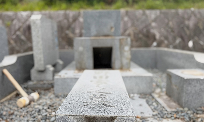 西宮市の白水峡公園墓地で、墓石の仏石を解体している写真