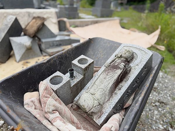 西宮市の白水峡公園墓地で、水子地蔵と花立てを解体し、工事用深型一輪車に載せた写真