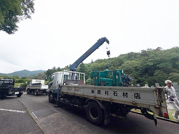 ユニック車に、かにクレーンを積み、西宮市の白水峡公園墓地に到着した写真