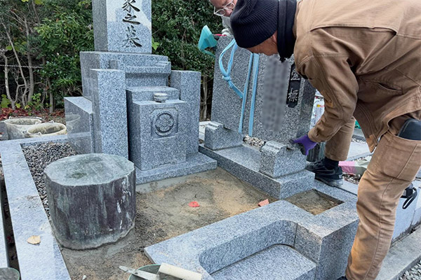 白水峡公園墓地にて、お墓の傾き修繕工事