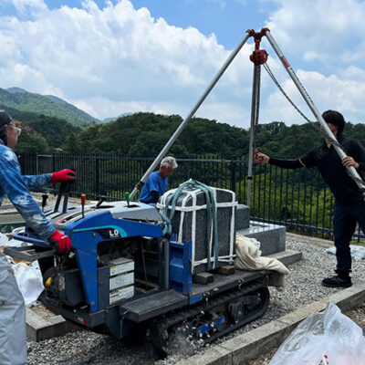 白水峡墓園で洋型墓石の建立工事中の風景