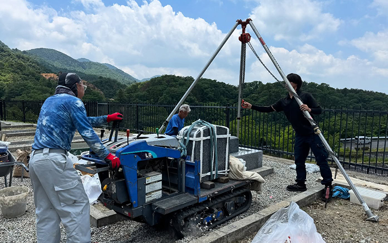 白水峡墓園で洋型墓石の建立工事中の風景