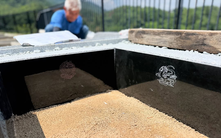 納骨室の内部に四神を彫刻している石製納骨室
