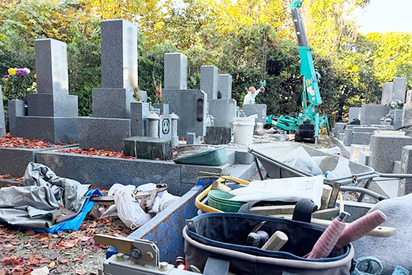 白水峡公園墓地にて、お墓の傾き修繕工事