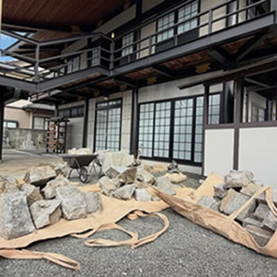 宝仙寺の境内墓地で墓じまい工事中の画像