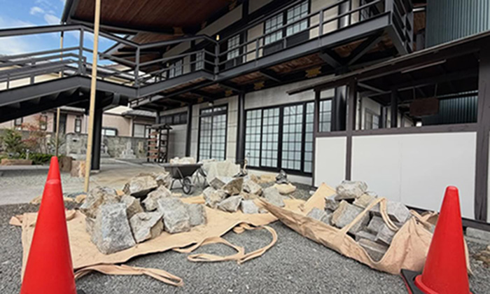 宝仙寺の境内墓地で墓じまい工事中の画像