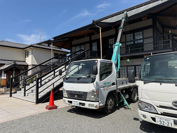 法仙寺（宝塚市）の境内に駐車しているユニック車