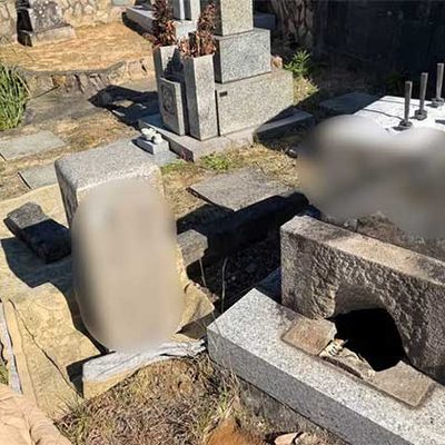 兵庫県宝塚市の川面墓地で墓じまいをするために墓石を解体している様子