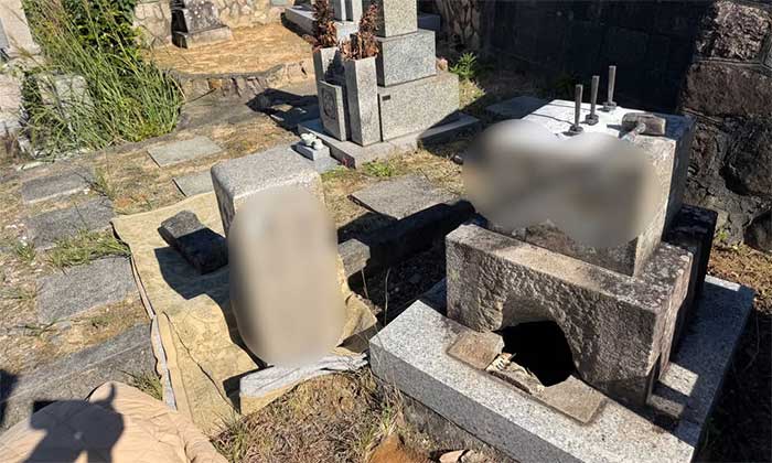 兵庫県宝塚市の川面墓地で墓じまいをするために墓石を解体している様子