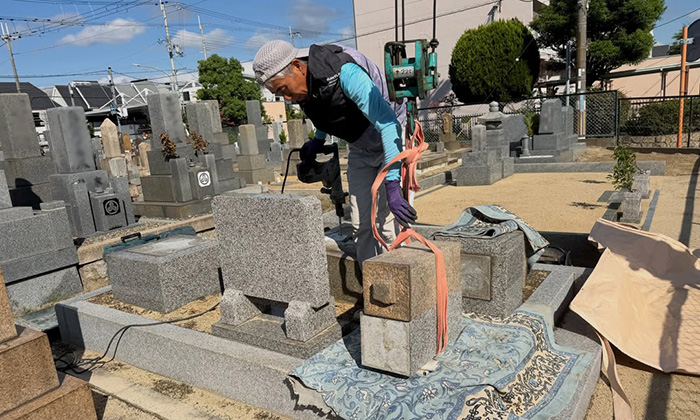 兵庫県尼崎市の稲葉荘共同墓地で墓石の撤去工事中の写真