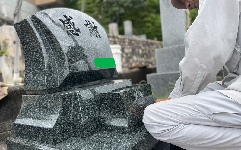 川面墓地で墓石建立工事