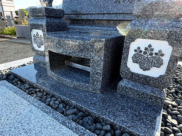 川面墓地(かわもぼち)での新規の墓石が完成した写真