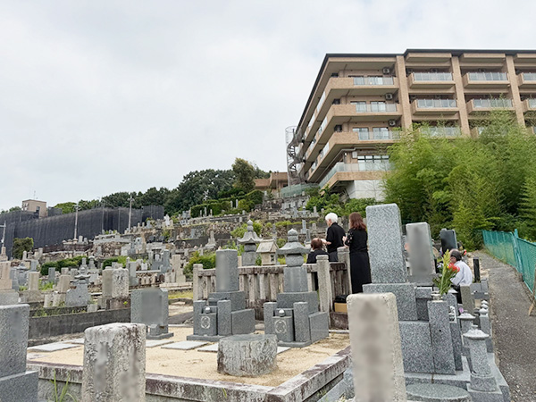 宝塚市の川面墓地での閉眼供養の様子