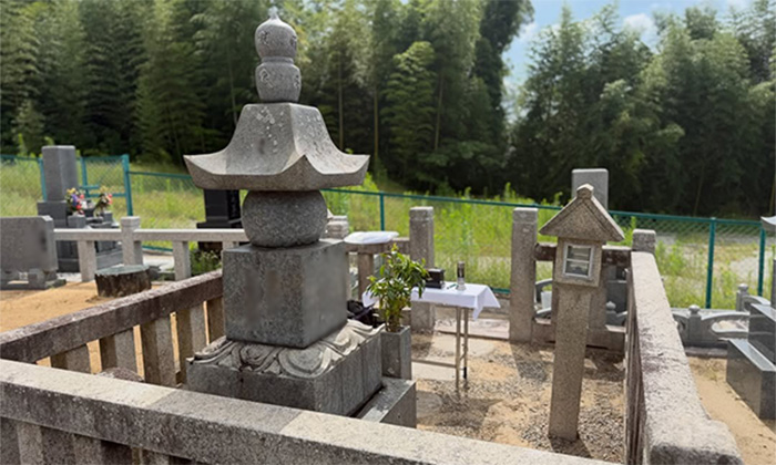 川面墓地にある墓じまいをする五輪塔