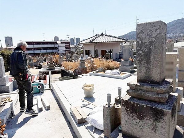 宝塚市の川面墓地にて、点在するお墓をまとめる移設工事