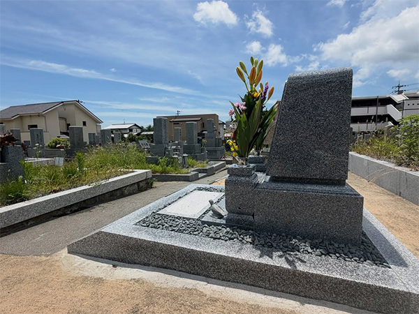 宝塚市の川面墓地で、お墓建立後の開眼式を執り行った後の写真