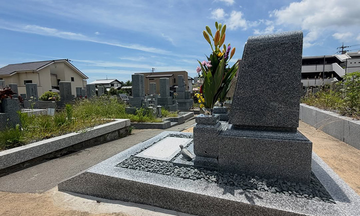 川面墓地で、洋型墓石建立後の開眼式の様子