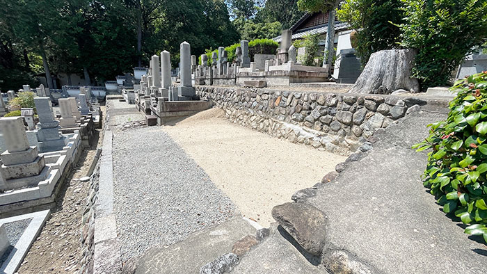 川西市の墓地の空き区画写真　2025.7.22撮影