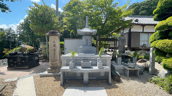 川西市笹部の大昌寺境内にある永代供養墓　2025.7.22撮影