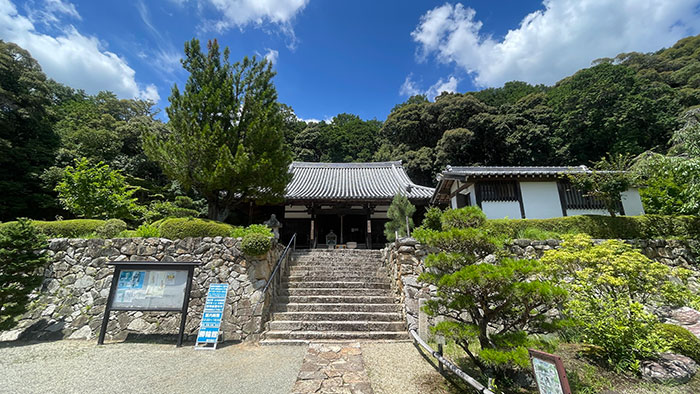 川西市の満願寺の境内