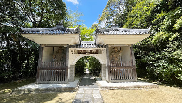 多田院から移された仁王像がある山門