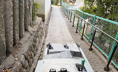 宝塚市の清荒神墓地への通路