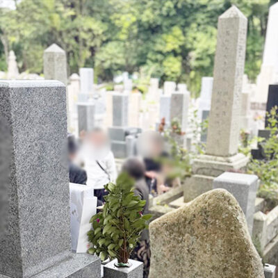 有馬墓地にあるお墓へ納骨している写真