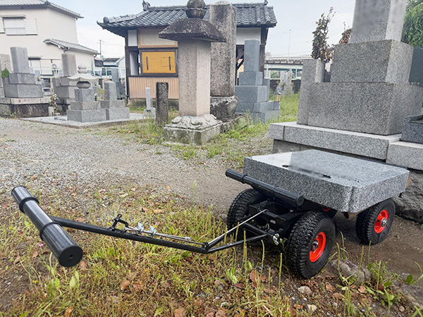 戒名の追加彫りのための霊標の引き取り作業中の写真