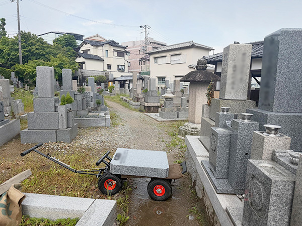 霊標を墓石用の小型手押し車に載せている写真
