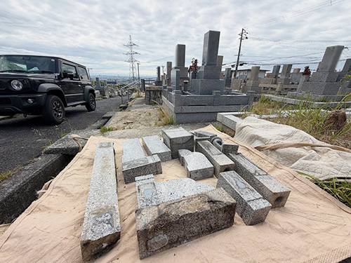 宝塚市の蔵人共同墓地にて、墓石の撤去工事中の写真
