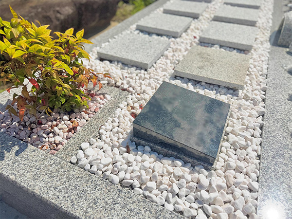 宝塚市の米谷墓地に新しく完成した樹木葬の石板(プレート)