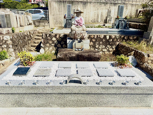 宝塚市の米谷墓地に新しく完成した樹木葬の写真