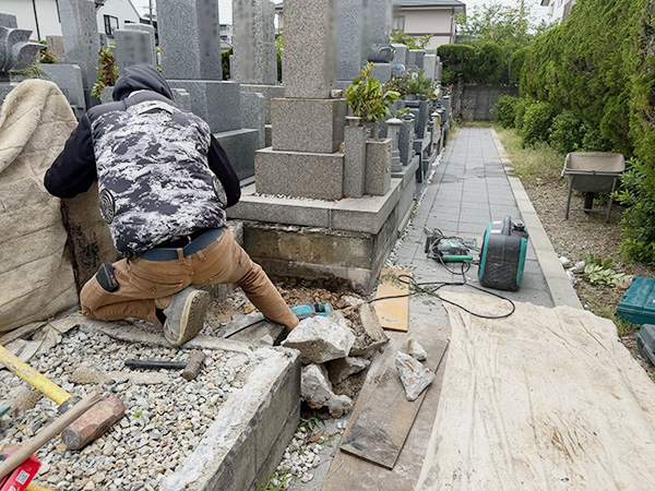 宝塚市の米谷東墓地で、墓石の解体工事中の写真