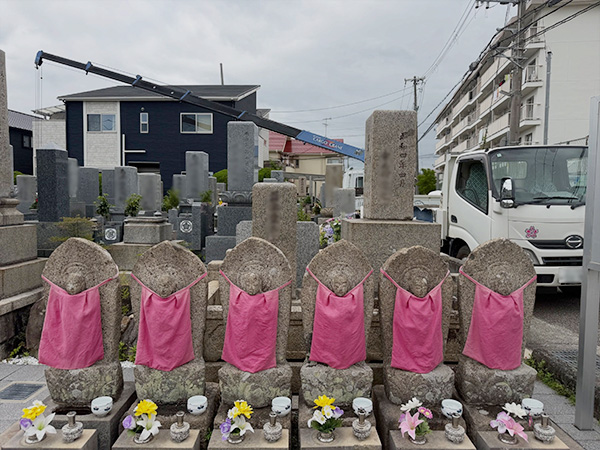 米谷東墓地の六地蔵と解体した墓石を運搬するトラックの写真