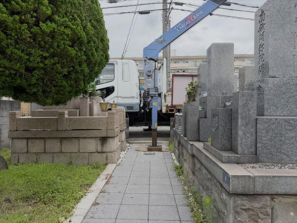 米谷東墓地の墓石解体現場から運搬用トラックまでの経路の写真