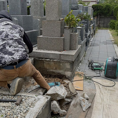 米谷東墓地で、墓石解体中の写真
