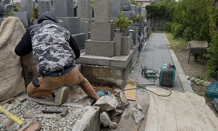 米谷東墓地で、墓石解体中の写真