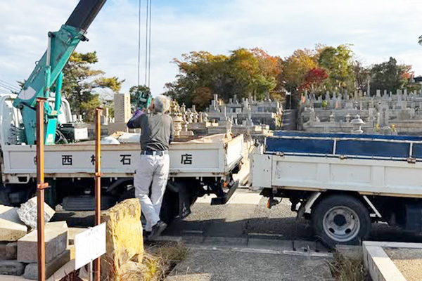 満池谷墓地にて墓石の解体工事