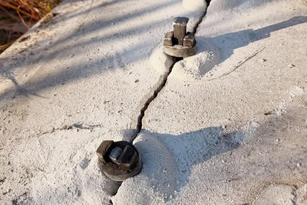 セリ矢を使用し、墓石を小割りにした写真