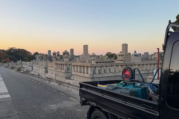 満池谷墓地を朝日が照らしている写真