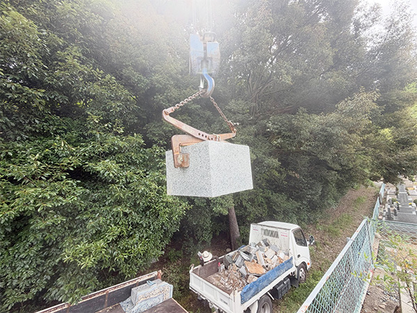 兵庫県 満願寺霊園で墓石の上台をクレーンで吊っている写真
